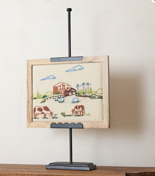 Metal Adjustable Scalloped Easel, Black